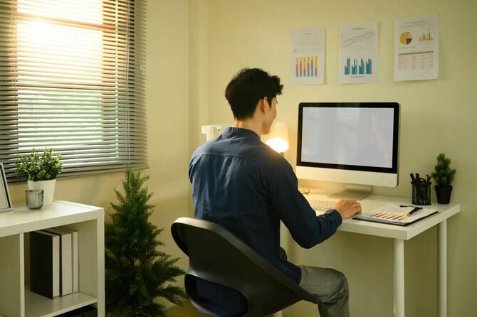 デスクに向かって作業をする男性
