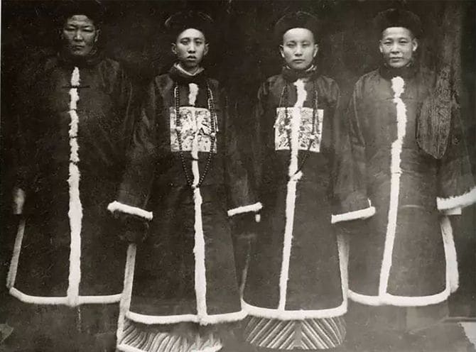 清朝末期の宦官4人の集合写真、左から楊子真、王鳳池、劉興橋、張海亭。王鳳池は宣統帝溥儀の同性愛のパートナーとして知られていた
