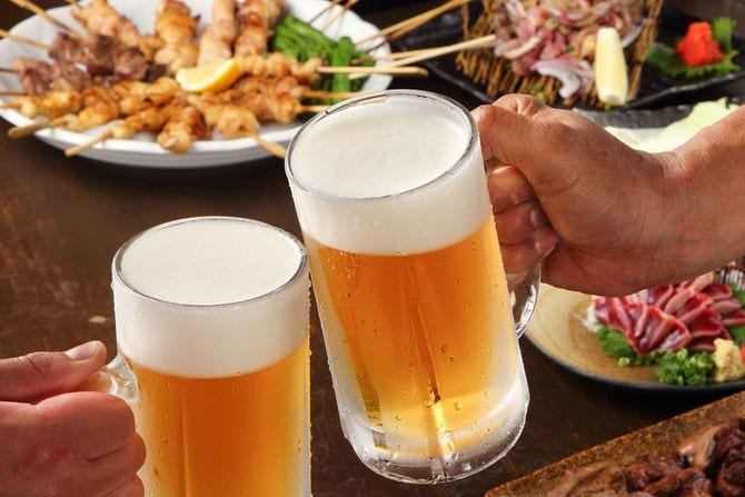 パーティーで生ビールで乾杯
