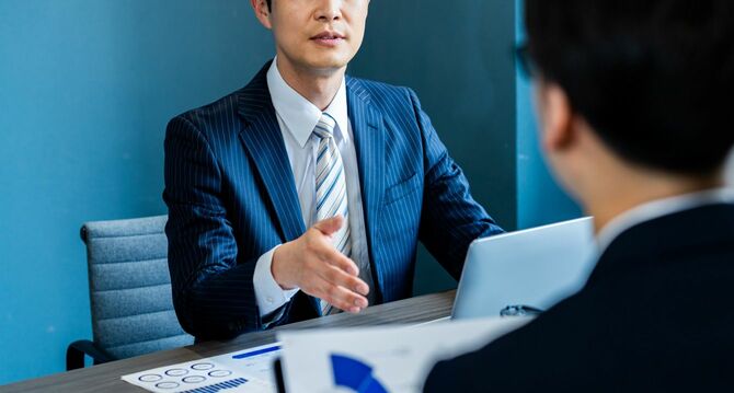 顧客と話すコンサルタント