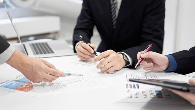 オフィスでミーティング