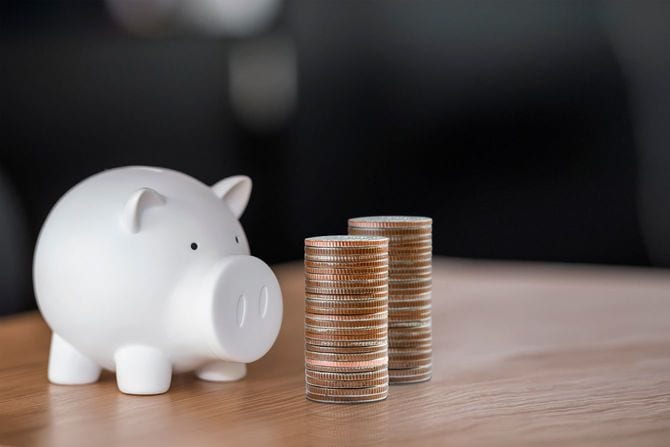 真っ白な豚の貯金箱とコイン