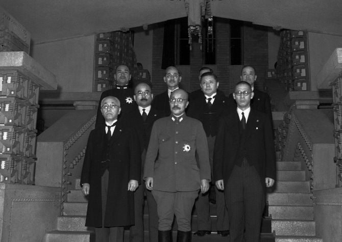 1941年10月18日、東條英機（中央）内閣の閣僚。初閣議を終え、官邸で
