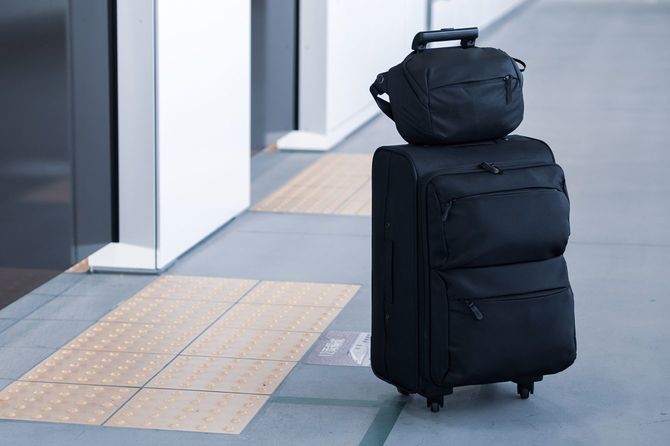 プラットフォームで列車を待っている荷物