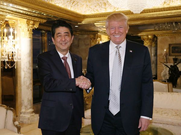 トランプタワーにて面会する安倍晋三首相とドナルド・トランプ次期大統領