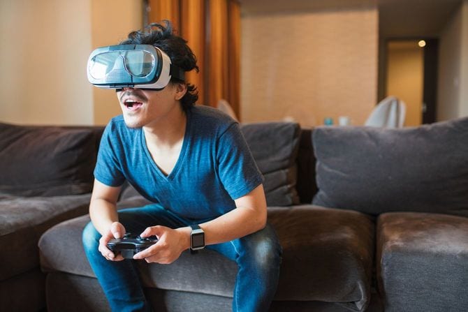 ゲームをする男性