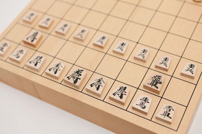 駒が並べられた将棋盤