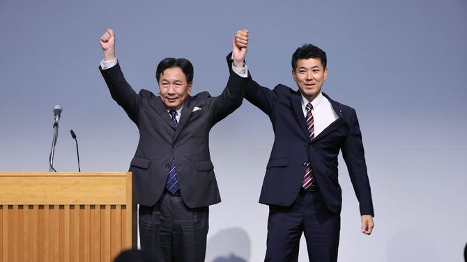 合流新党の新代表に選出された枝野幸男氏（左）。右は泉健太氏＝2020年9月10日、東京都千代田区