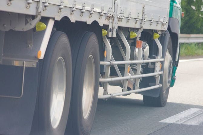 高速道路を走るトラック