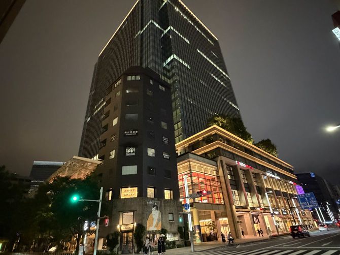 日本橋室町の超一等地で異様な存在感を放つ「ど根性ビル」。骨董店や画廊が入居している