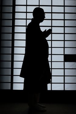 僧のシルエット