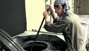 竹ミネラルを製造している様子