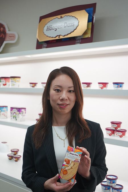 本社オフィスで撮影に応じる平野さん