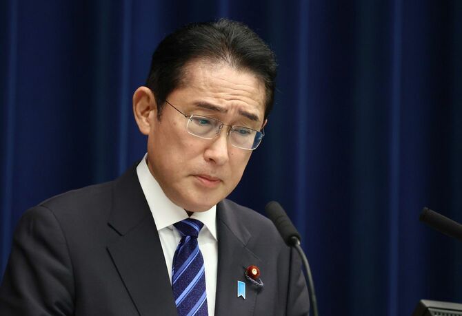 記者会見で厳しい表情を見せる岸田文雄首相＝2022年12月10日午後、首相官邸