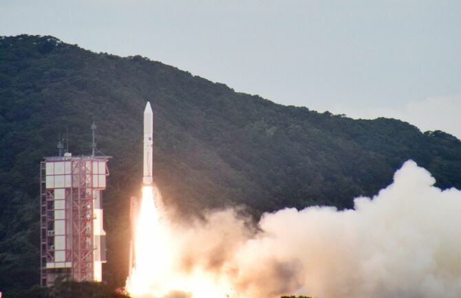 打ち上げられるイプシロンロケット6号機＝2022年10月12日午前、鹿児島県・内之浦宇宙空間観測所