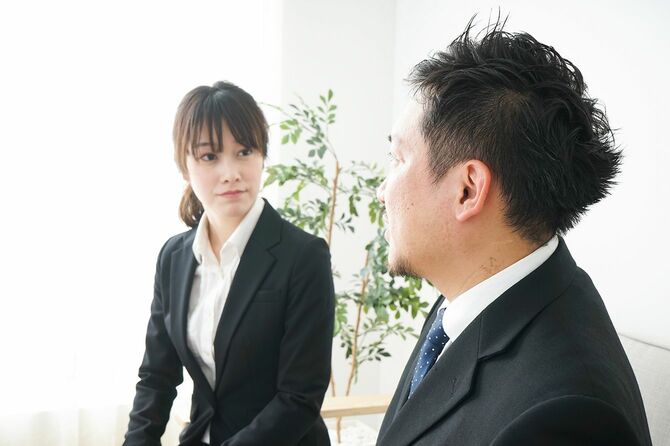 オフィスで会議