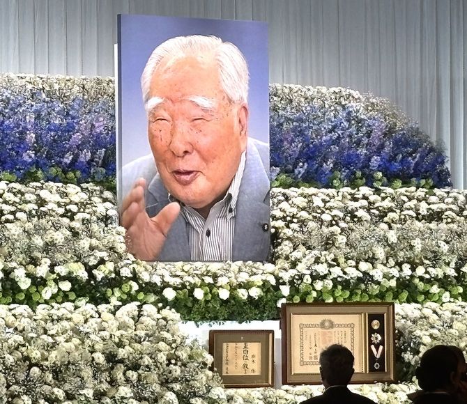 「お別れ会」祭壇に飾られた鈴木修氏の写真