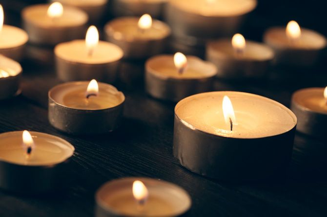 暗闇の中で燃えるたくさんのろうそく