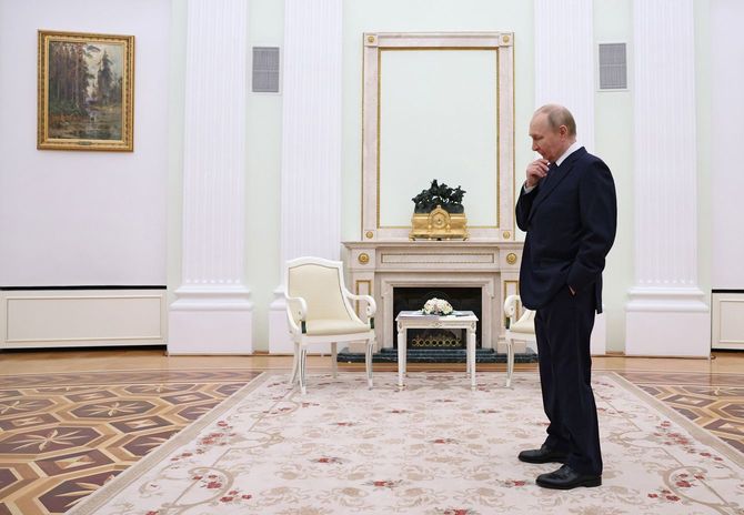 ロシアのウラジーミル・プーチン大統領が、2025年9月26日、ロシア・モスクワのクレムリンでの会談に先立ち、ベラルーシのルカシェンコ大統領の到着を待つ。