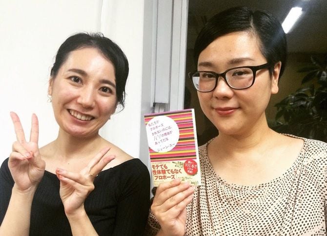 5年前、取材した当時のジェーン・スーさん(右)と筆者(左)