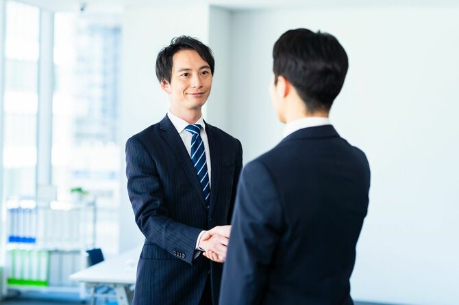 握手をするビジネスマン