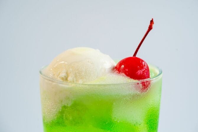 さくらんぼをトッピングしたメロンクリームソーダ