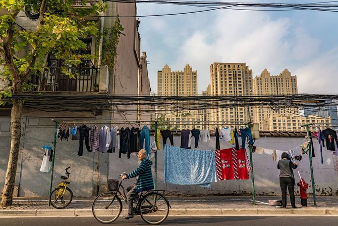 上海、2019年10月28日、古い住宅街で洗濯を干す地元民