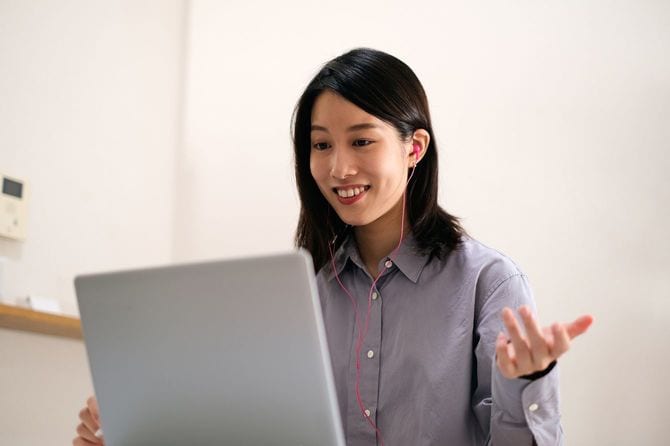 オンライン英会話のクラスを受講している女性