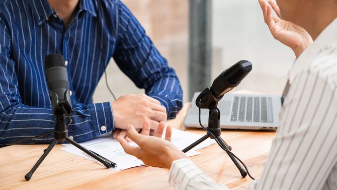 ラジオ番組収録中のゲストとホスト