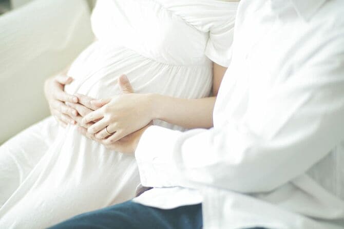 妊娠中の若い妻と夫