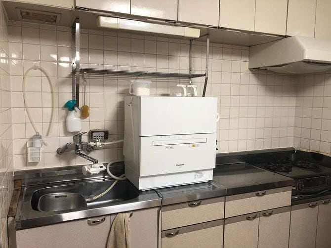 節約の最初のステップ。まず食器棚、食器、調理器具の整理から。