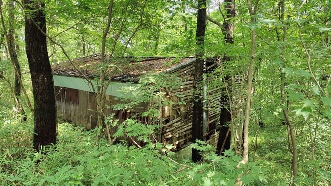 急傾斜地に建てられた別荘。長年利用されておらず朽ち果てている。（栃木県那須町）