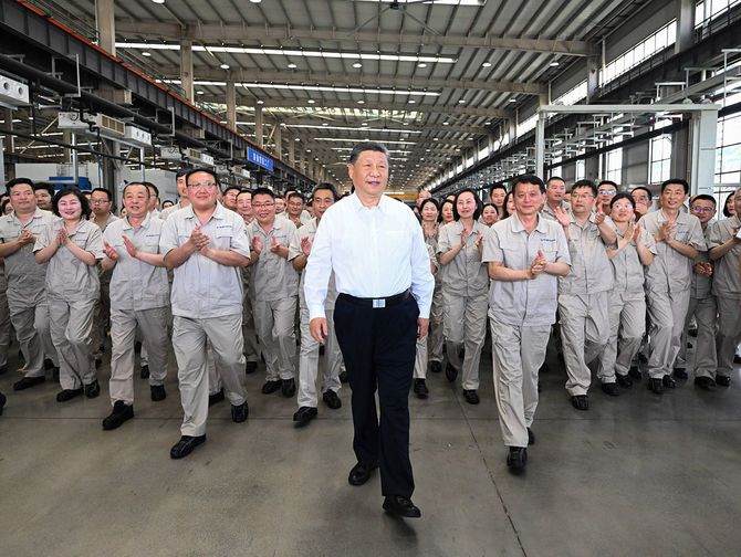 中国河南省洛陽市にある洛陽ベアリングを訪問した習近平国家主席＝2025年5月19日