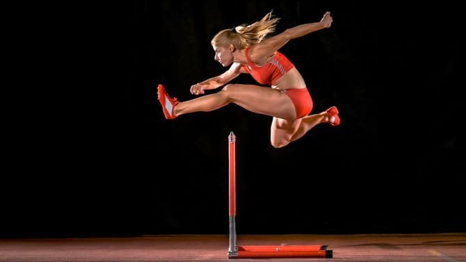 ハードルを飛び越える女性スプリンター
