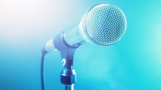 青いスポットライトを浴びたステージマイク