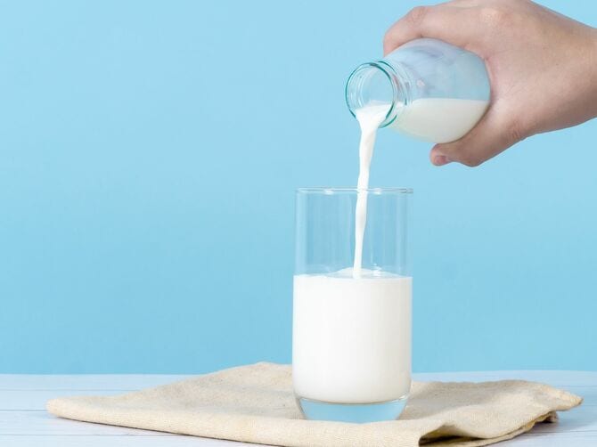 ミルクを注ぐ子供の手