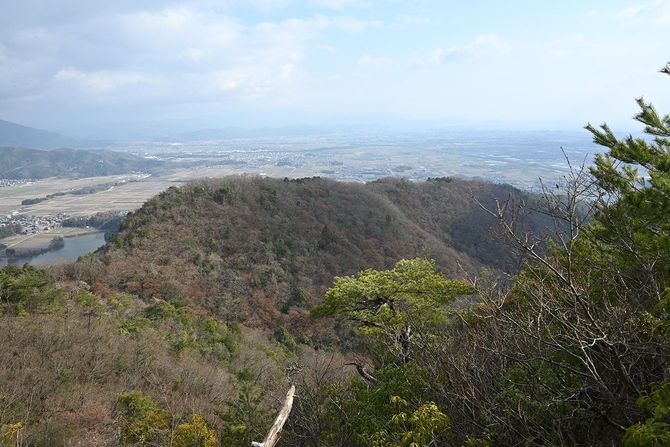 大嶽へ登る途中から本城がある東の尾根を見下ろす。
