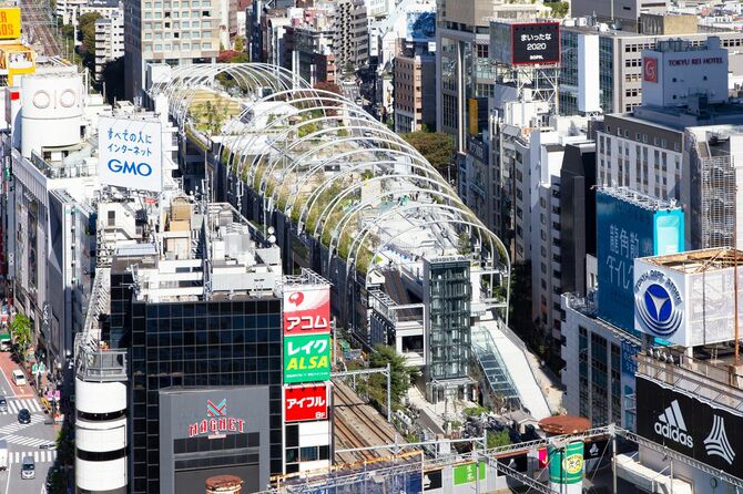 2020年にショッピングモールと公園の複合施設として再開発された「MIYASITA PARK」