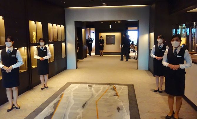 「THE SUITE TOKYO」の、各ルーム前にある出迎えスペース。コンシェルジュが来場者を出迎えている様子