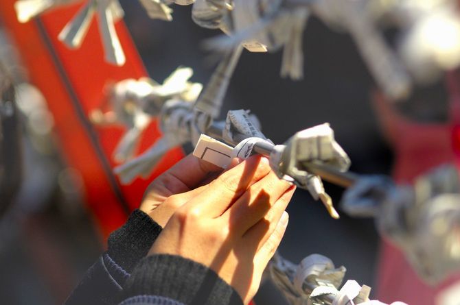 おみくじをくくる手元