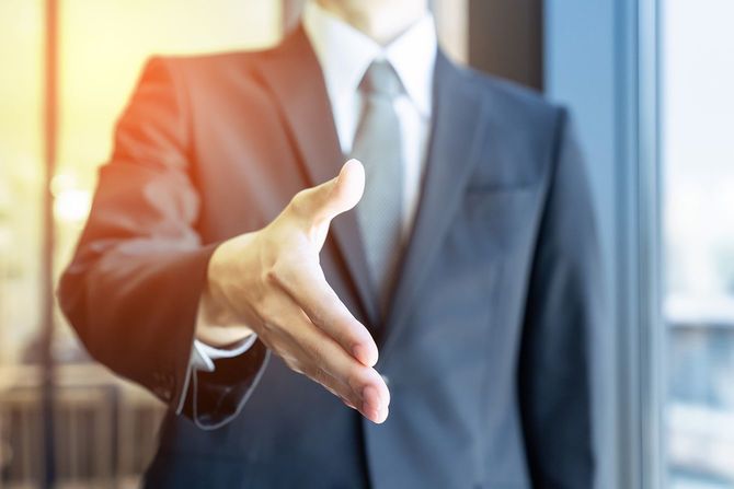 ビジネス コンセプトのサポート。握手。