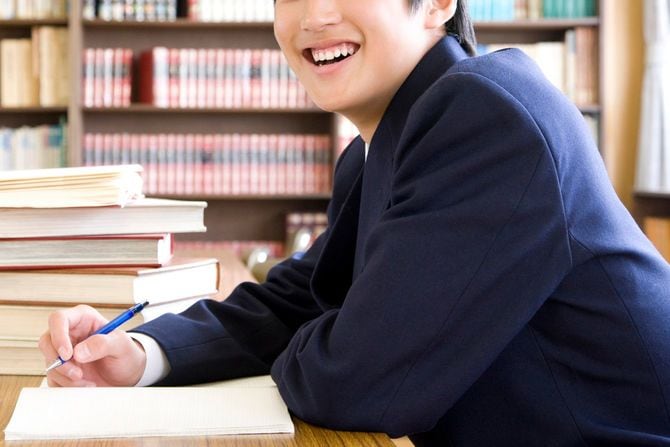 図書館で勉強する男子学生