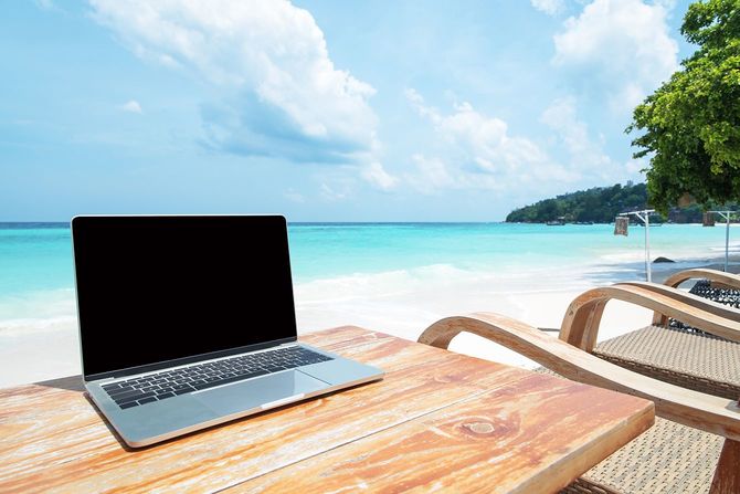 ビーチでノートパソコン