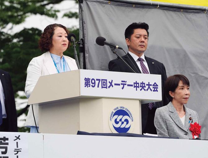 メーデー中央大会でさらなる賃上げを訴える日本労働組合総連合会(連合)の芳野友子会長(左、写真=共同)。大手企業では3年連続で5%を超える賃上げが実現したが、河野龍太郎氏はまだ問題があると指摘する。