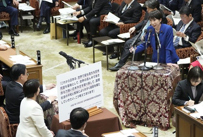 衆院予算委で立憲民主党の岡田克也氏の質問に答弁する高市早苗首相=2025年11月7日