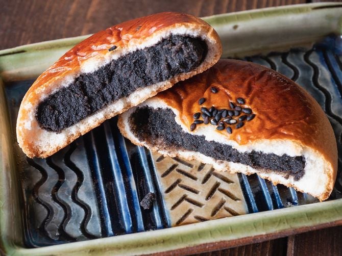 月サムあんぱん。小豆ペーストの入ったパン。