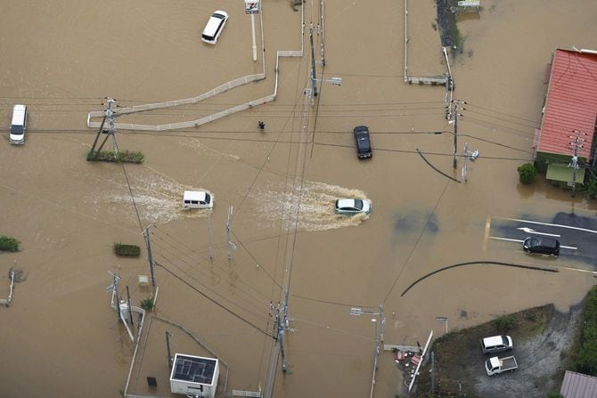 千葉豪雨で冠水した道路＝2026年8月14日、千葉県大網白里市（共同通信社ヘリから）