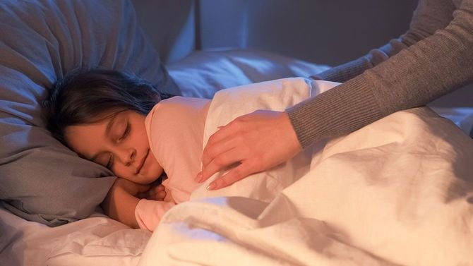 ベッドで寝る女の子