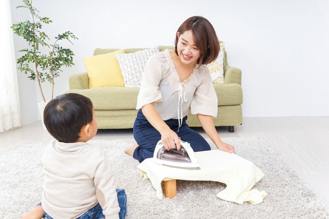 家事をする母と子