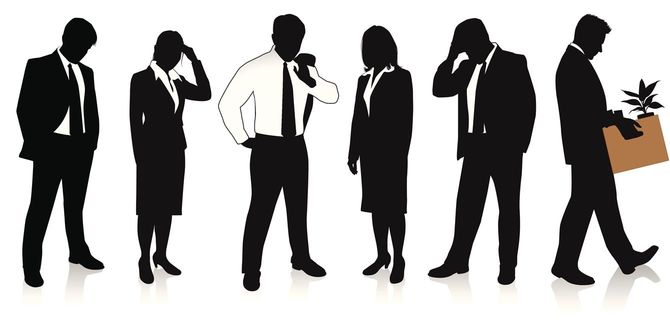 失業を悲しむ人々のシルエット